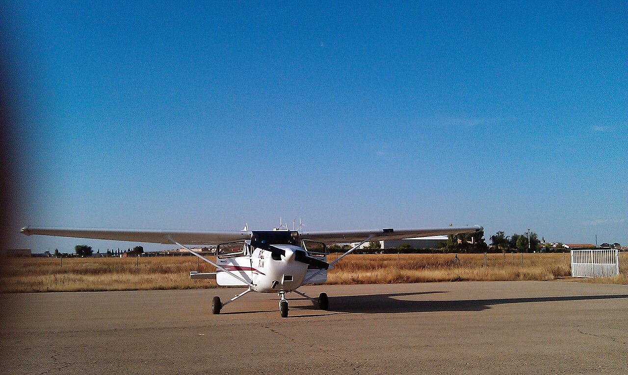 Cessna 172 Skyhawk exterior, three-quarter front view on the ramp